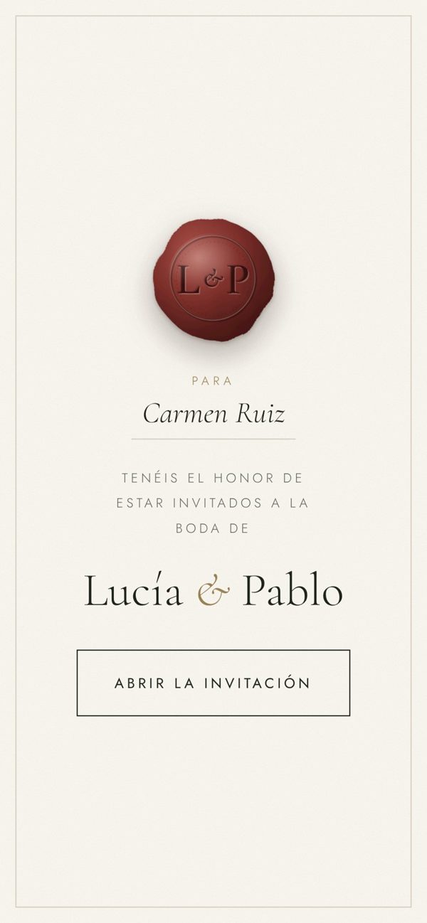 Invitación en el móvil con el nombre del invitado y un sello de lacre