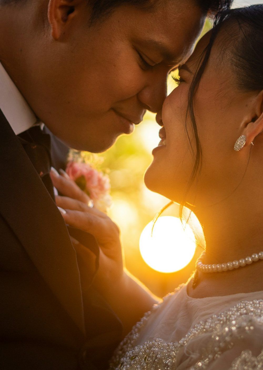 Pareja de novios abrazados al atardecer